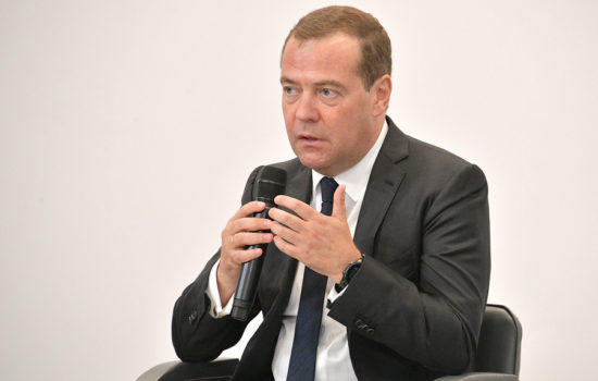 Дмитрий Медведев пообещал упростить участие малого бизнеса в госзакупках