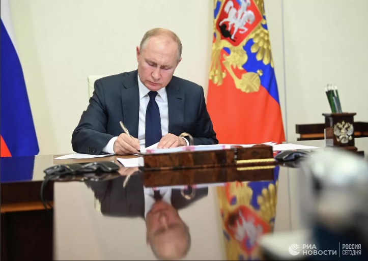 Владимир Путин снизил минимальный объем инвестиций для офсетных контрактов и легализовал параллельный импорт